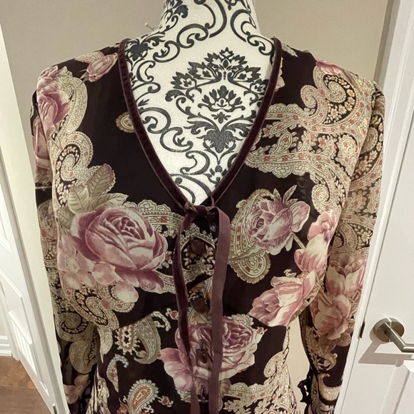 Gorgeous plum colored floral blouse with velvet piping - Picture 2 of 6
